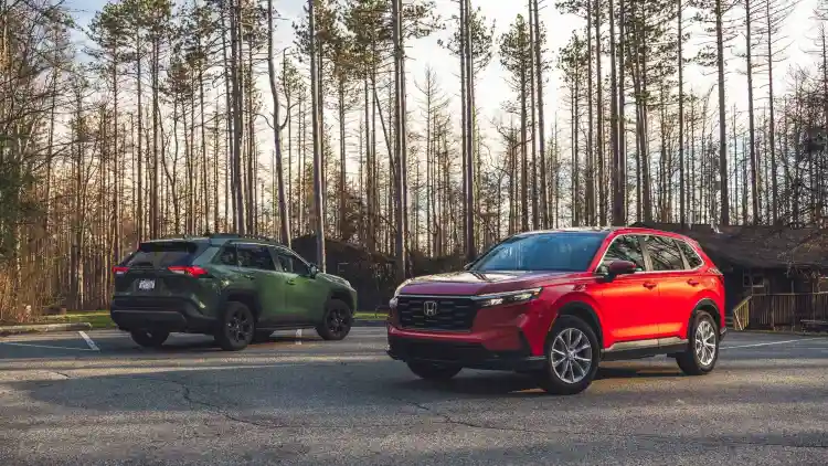 تويوتا RAV4 مقابل هوندا CR-V:دليل 2025 الشامل للاختيار الأمثل