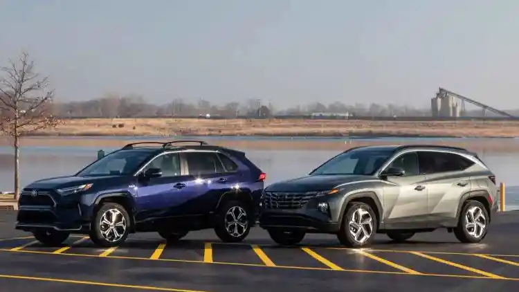 هيونداي توسان vs تويوتا RAV4:مقارنة شاملة لعام 2025