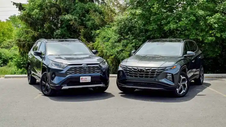 توسان vs RAV4 2025:دليل المقارنة الشامل لاختيار