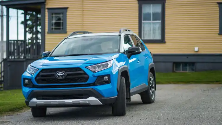 تويوتا RAV4 مقابل Urban Cruiser 2025:دليل ذكي لاختيار