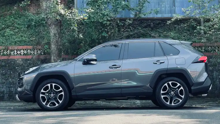 أبعاد تويوتا RAV4 بالمليمتر 2025:دليل شامل لقياسات السيا