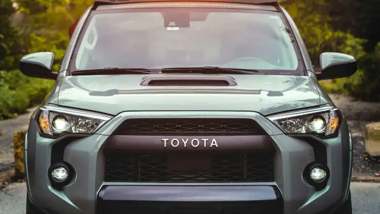 فورتشنر vs آر إيه في 4:مقارنة شاملة لسيارات 2025 الأكثر طلبًا