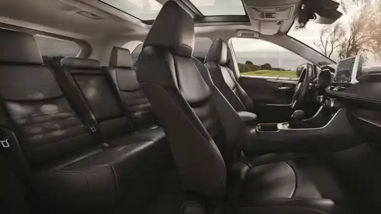 سعة مقاعد تويوتا rav4 2025:دليل شامل للعائلات الذكية