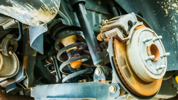 حل مشاكل صوت طقطقة المقصات في سيارتك بسهولة وأمان