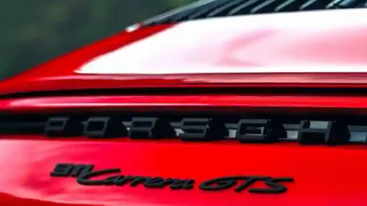 خدش صغير يكلفك فوق الـ11 ألف دولاراً: معاناة مالكي السيارات الخارقة