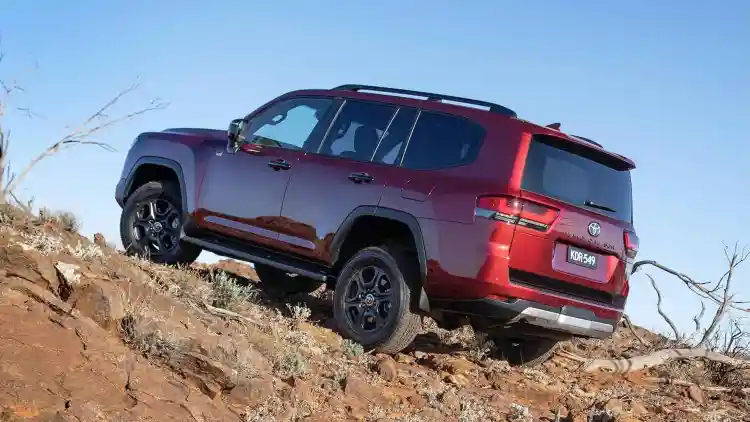 أبعاد لاند كروزر 300 2025:كل ما تحتاج معرفته قبل الشراء