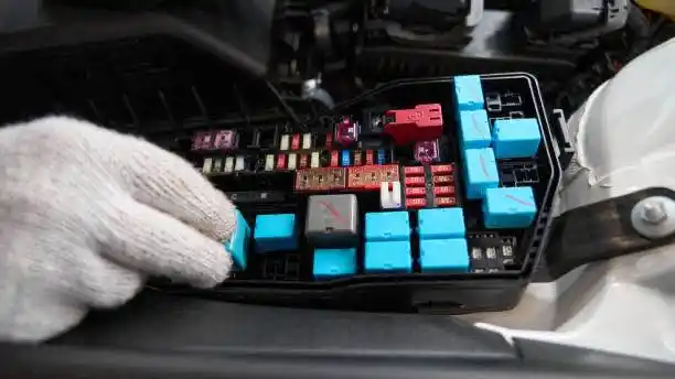 2025:دليل شامل للعثور على موقع صندوق فيوزات نيسان سنترا بسهولة