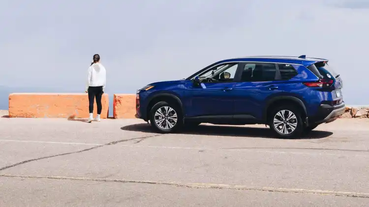 نيسان روغ مقابل اكس-ترايل 2025:دليل المقارنة الشامل