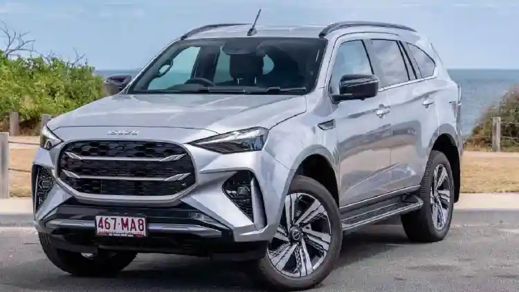 إيسوزو MU-X LS-T 2025: أداء متوازن وتقنيات متقدمة في سيارة SUV عائلية