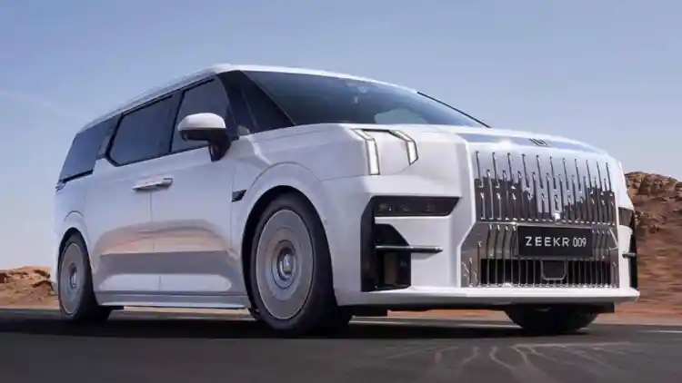 Fifth-Generation Cars: High Performance and Autonomous Driving in the UAE and Worldwide