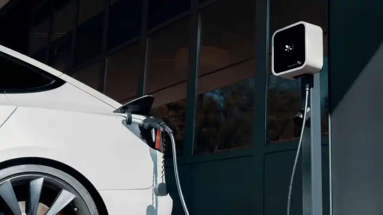 تيسلا موديل 3:كل ما تحتاج معرفته عن سعة البطارية والأداء المطور