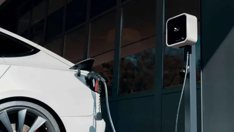 تيسلا موديل 3:كل ما تحتاج معرفته عن سعة البطارية والأداء المطور