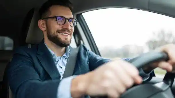 عجلة قيادة تيسلا موديل 3:أسرار التطور التكنولوجي لعام 2025