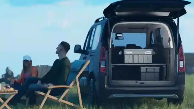 ستيلانتيس تقدم سيارة سيتروين بيرلينجو بلاك إديشن مع حزمة تحويل إلى سيارة تخييم متنقلة في اليابان