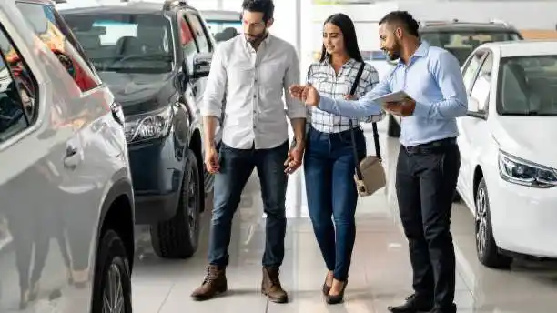 ياريس vs صني 2025:دليل المقارنة الذكي لشراء السيارة المثالية