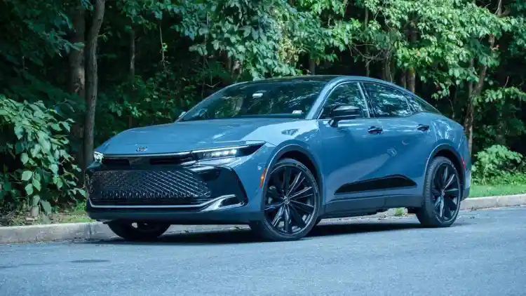 2025 Toyota Crown vs Camry:Key Differences for Smart Buyers