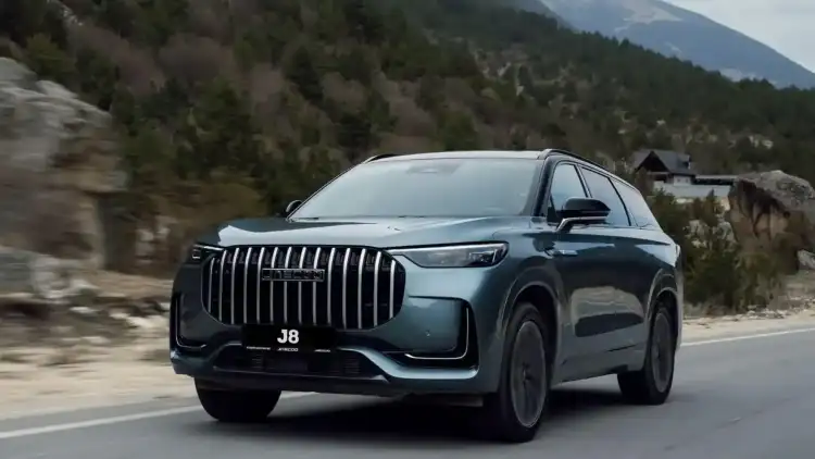 مقارنة فئات جايكو J8 2025 في السعودية: فخامة عائلية بسعر تنافسي