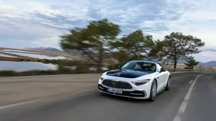 مرسيدس-مايباخ SL680 مونوغرام: أيقونة الفخامة المفرطة تلمع تحت شمس إيبيزا