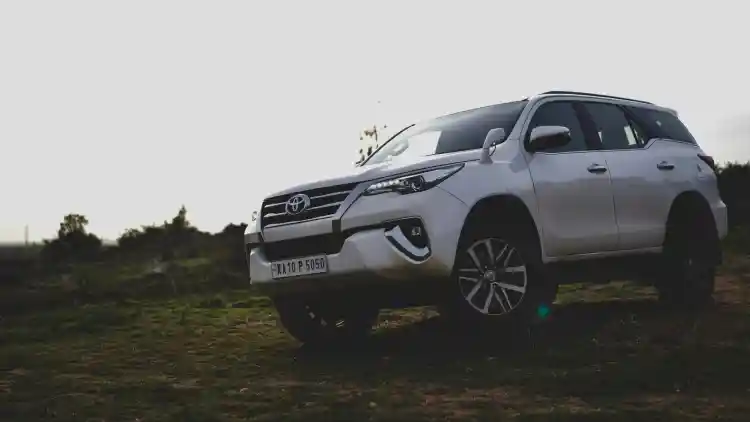 طول تويوتا فورتشنر 2025:دليل شامل لاختيار السيارة المثالية