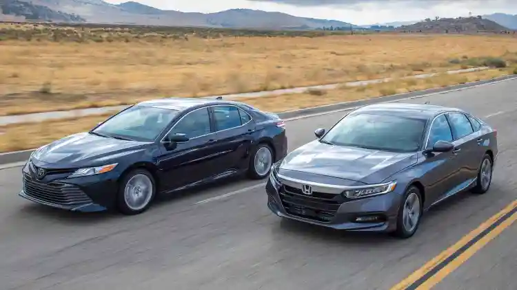 أكورد مقابل كامري 2025:مقارنة شاملة لاختيار سيارتك المثالية