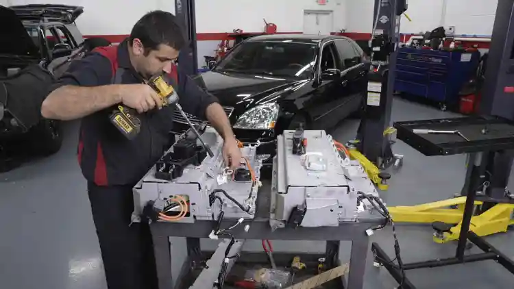 تكلفة استبدال بطارية كامري هايبرد 2025:دليل شامل لكل