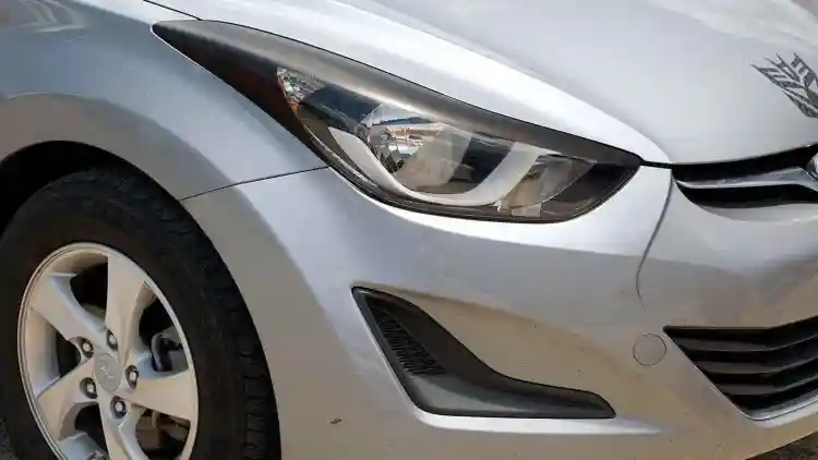 مصباح الإضاءة الأمامي لهيونداي إلنترا 2013:دليل التحديث