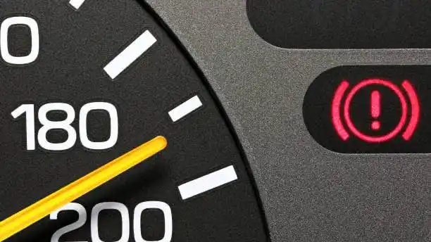 ضوء تحذير هيونداي إلنترا علامة تعجب 2025:دليل الحلول السريعة