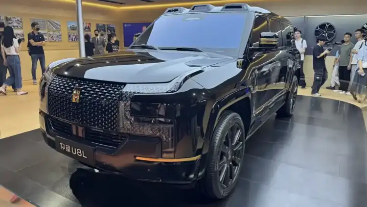 يانج وانج U8L تخطف الأنظار في معرض قوانغدونغ 2025 بإطلالة ذهبية فاخرة