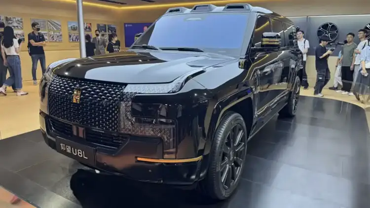 يانج وانج U8L تخطف الأنظار في معرض قوانغدونغ 2025 بإطلالة ذهبية فاخرة