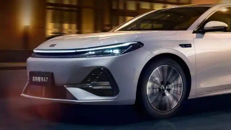 "جيلي تدخل سوق السيدان الهجينة بجالاكسي A7 بمدى قيادة يتجاوز 2100 كيلومتر"