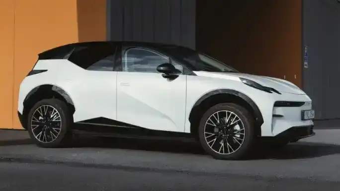 كروس أوفر كهربائية خارجة عن المألوف: زيكر X 2025 في السعودية