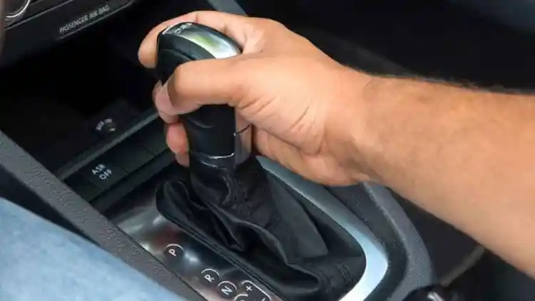 صح أم خطأ: هل يتضرّر ناقل الحركة عند تحويل القير إلى "بارك" أثناء القيادة؟