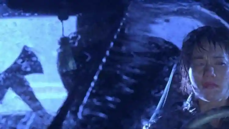 في الظلام الدامس: حقيقة أسطورة القاتل في المقعد الخلفي