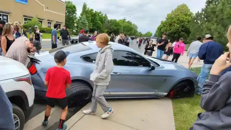 حادث شيلبي GT500 في كولورادو ينهي استعراض حرق الإطارات بخسائر مادية