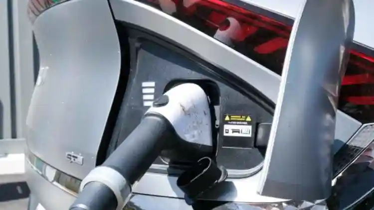 السيارات الكهربائية تصل إلى 3,000 ميل بشحنة واحدة: ثورة في تكنولوجيا البطاريات