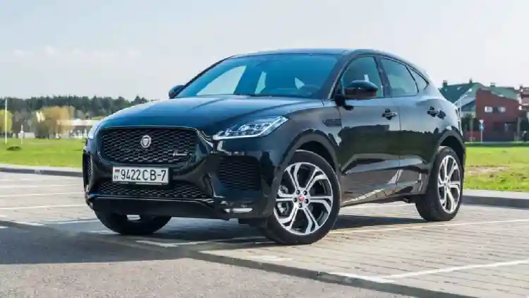 زوجان بريطانيان يستعيدان سيارتهما الجاغوار المسروقة باستخدام تقنية ذكية