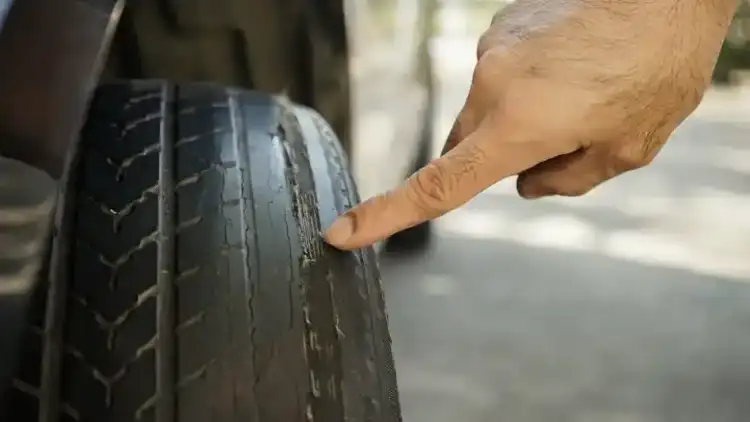 لماذا تبلى إطارات السيارة من جهة واحدة أسرع؟ الأسباب والحلول