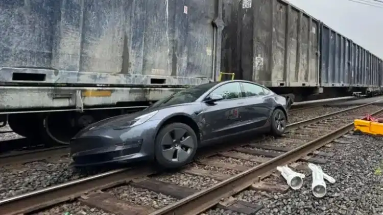 حادثة تسلا في وضع القيادة الذاتية تصطدم بقطار بعد دخولها مسار السكك الحديدية في بنسلفانيا