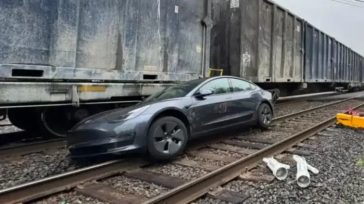 حادثة تسلا في وضع القيادة الذاتية تصطدم بقطار بعد دخولها مسار السكك الحديدية في بنسلفانيا