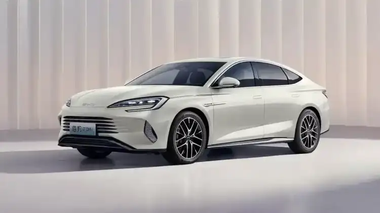 بي واي دي سيل 7 DM-i: نقلة متطورة في عالم السيارات الهجينة في الإمارات