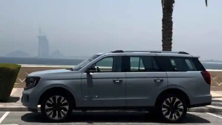 فورد إكسبيديشن 2025: سيارة فاخرة وقوية لمغامرات العائلة في الإمارات