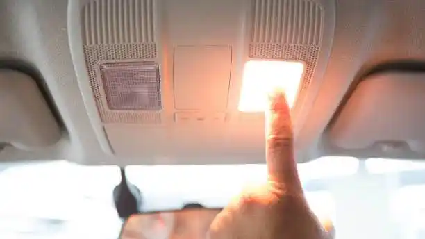 لماذا لا تعمل إنارة فولكس فاجن تيجوا الداخلية عند فتح الباب؟