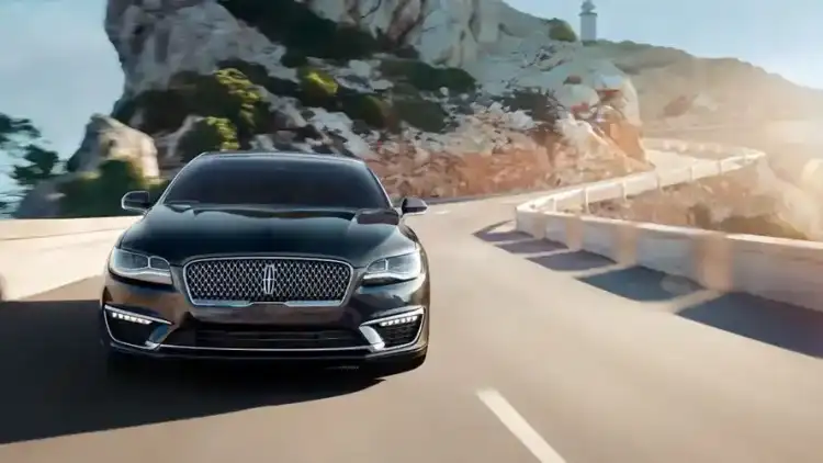 قوة غير متوقعة من لينكون MKZ: سيدان فاخرة بأداء رياضي جريء