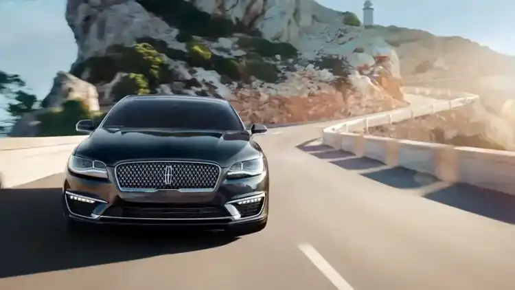 قوة غير متوقعة من لينكون MKZ: سيدان فاخرة بأداء رياضي جريء