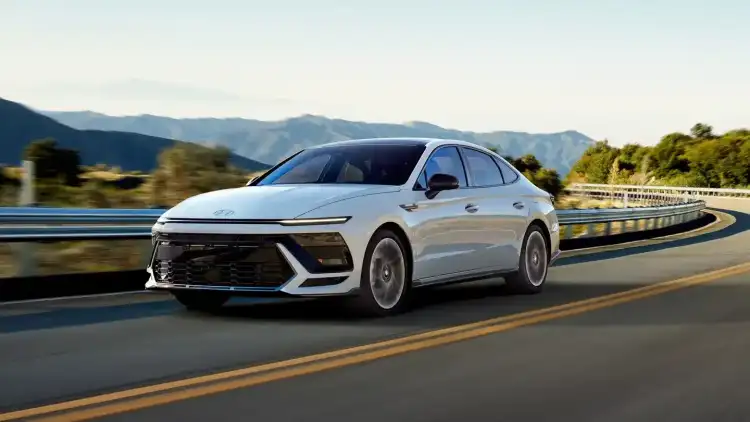 مقارنة شاملة بين سوناتا وأزيرا 2025 في السعودية: أيهما الأنسب لك؟