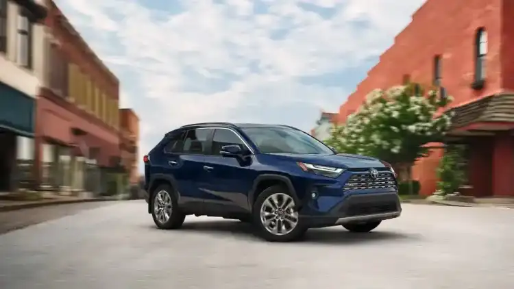 مواجهة بين الأفضل: تويوتا راف 4 2025 أم نيسان إكس تريل 2025