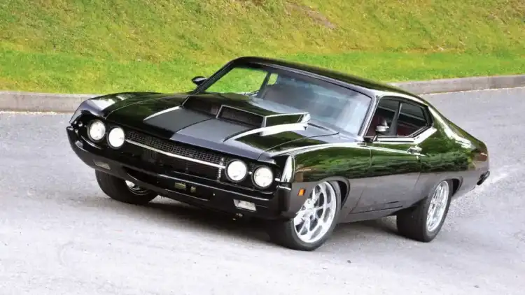 فورد تورينو: السيارة الأمريكية التي تألقت بلمسة أوروبية