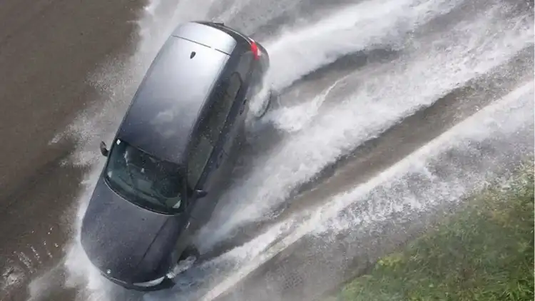 Hydroplaning While Driving: Causes, Risks, and How to React Safely to Maintain Control