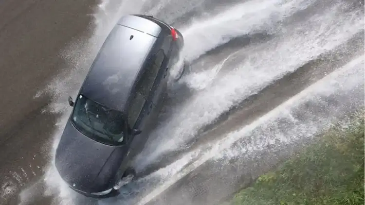 Hydroplaning While Driving: Causes, Risks, and How to React Safely to Maintain Control