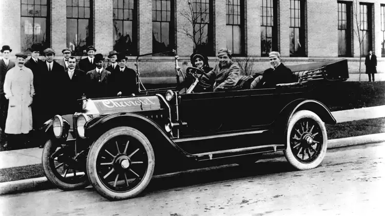 شيفروليه عبر الزمن: من البدايات الكلاسيكية إلى المستقبل الكهربائي